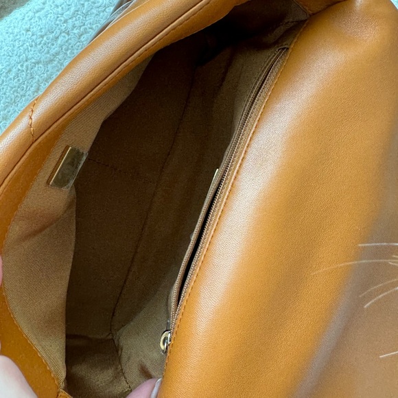 Chanel 19 Caramel color medium size - Picture 8 of 8